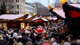 Volle Gassen auf dem Weihnachtsmarkt am Kölner Dom