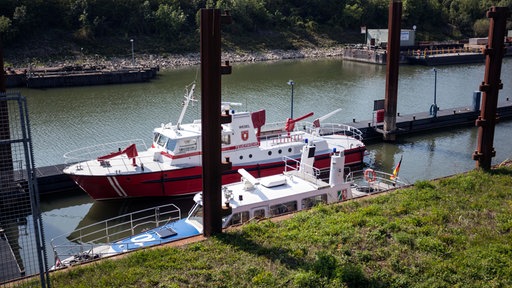 Feuerwehrboot und Wasserschutzpolizei im Rhein-Lippe-Hafen von Wesel
