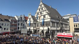 Sicht auf die Fan-Meile vor dem Rathaus Paderborn