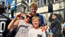 Mutter mit Ihren beiden Söhnen auf der Auftsiegsfeier des SC Paderborn