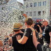 Fußballer des SC Paderborn feiern auf dem Balkon des Paderborner Rathauses