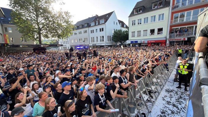 SC Paderborn Fans jubelt auf dem Paderborner Rathausplatz