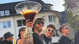 Fußballer des SC Paderborn mit Bierglas in der Hand