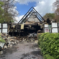 Ein heruntergebranntes Haus.
