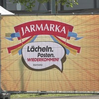 Ein Plakat mit dem Namen Jarmarka ist zu sehen.