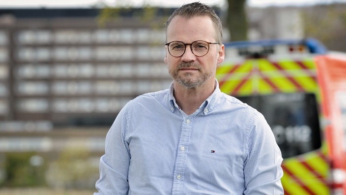 Ein Mann, Philipp Knappmeyer, schaut in die Kamera.