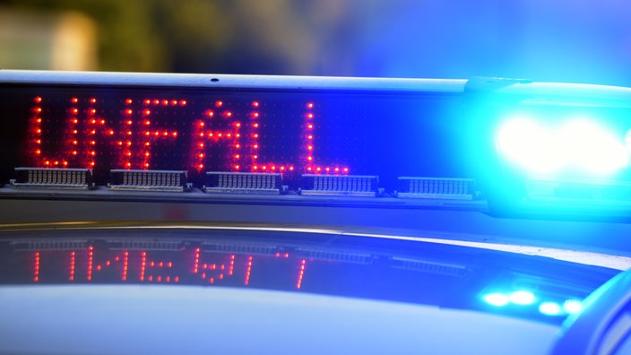Blaulicht und Schild mit dem Wort Unfall drauf