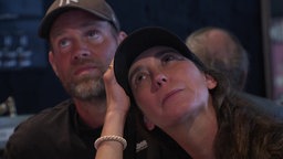 Preußen-Fans sitzen an der Theke in einer Fankneipe in Münster. Sie zittern mit ihrem Verein um den Abstieg.