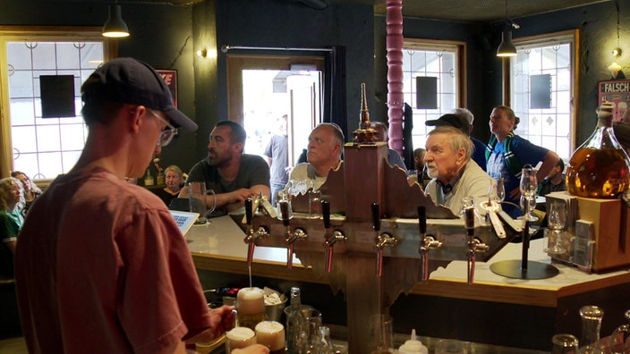 Preußen-Fans sitzen an der Theke in einer Fankneipe in Münster. Sie zittern mit ihrem Verein um den Abstieg.