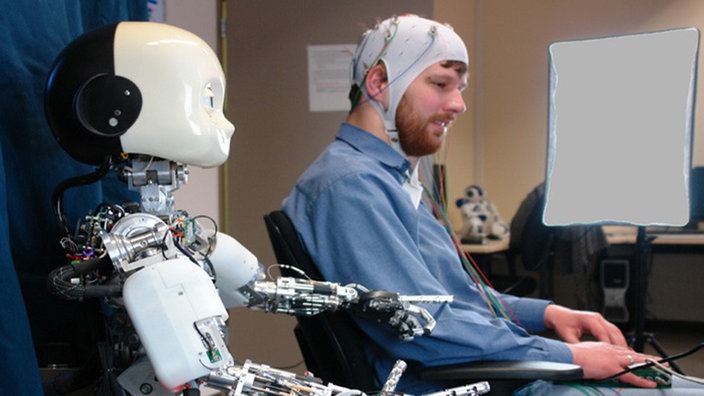 Abgebildet ist der Roboter mit einem Forschenden