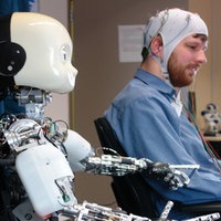 Abgebildet ist der Roboter mit einem Forschenden