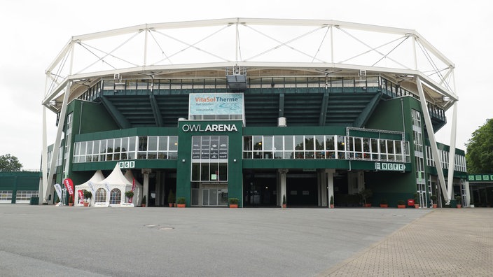 Ein Sportstadion, die OWL-Arena, bei Tag.
