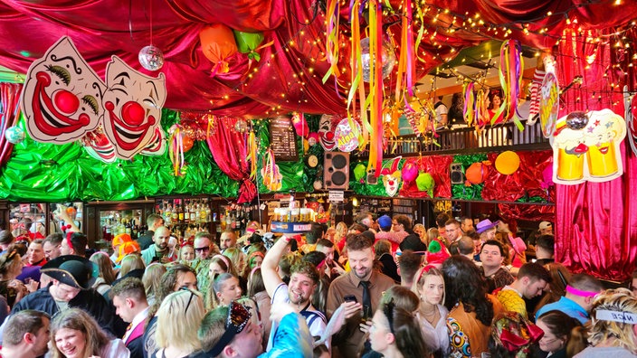 Kneipenkarneval im Studentenviertel in Köln an Weiberfastnacht 2024 um 14.45 Uhr