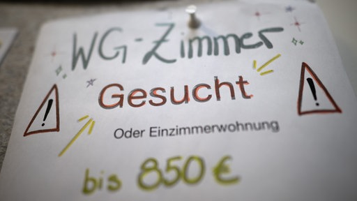 Ein Aushang für die Suche eines WG-Zimmers
