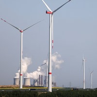 Windräder von RWE drehen sich am Tagebau Garzweiler vor dem Braunkohlekraftwerk Neurath.