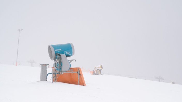 Eine Schneekanone im Skigebiet Winterberg. 