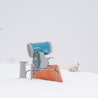 Eine Schneekanone im Skigebiet Winterberg. 