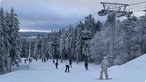 Ski- und Snowboardfahrer auf der Winterberger Piste am Samstagmorgen (03.01.26)