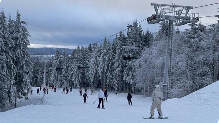 Ski- und Snowboardfahrer auf der Winterberger Piste am Samstagmorgen (03.01.26)