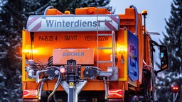 Ein Fahrzeug des Winterdienstes räumt die Straße