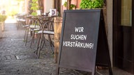 Schild mit der Aufschrift "Wir suchen Verstärkung"