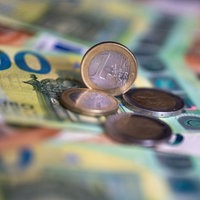 Gelscheine und Münzen in Nahaufnahme