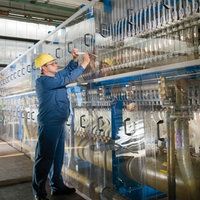 Covestro-Mitarbeiter in einer Kunststoff-Fabrik in Krefeld-Uerdingen