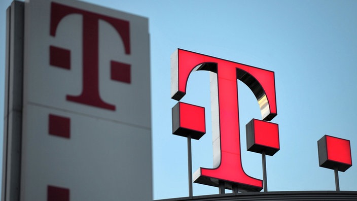Logo der Deutschen Telekom, pinkes "T" mit drei pinken Punkten daneben, im Hintergrund pinkes "T" auf weißem Untergrund