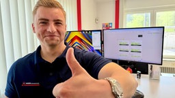 Kundendienstleiter Alex Weber zeigt mit dem Daumen nach oben
