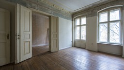 Wohnzimmer mit Fluegeltüren in einem Altbau