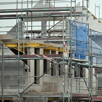 Gerüste stehen an Häusern in einem Neubaugebiet