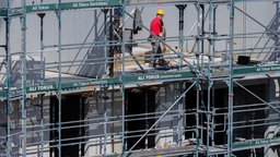 Bauarbeiter auf Baugerüst in Köln-Ehrenfeld