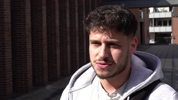 Ein junger Mann im grauen Kapuzenpullover: WG-Zimmer in NRW sind für viele Studenten sehr teuer