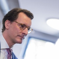 Hendrik Wüst (CDU), Ministerpräsident von Nordrhein-Westfalen, äußert sich in der Junior Uni zu Rücktrittsforderungen aus den Reihen der CDU an die Bundesfamilienministerin Spiegel (Grüne). 