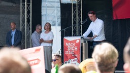 Minister-Präsident Hendrik Wüst hält Rede bei Mai-Kundgebung in Siegburg.