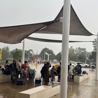 Menschen stellen sich unter in Xanten 