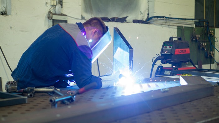 Julius Lümmen, Juniorchef von Metallbau Janßen in Xanten lötet Metall