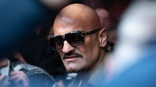 Rapper Xater auf der Filmpremiere von seinem Film Rheingold 2022 in Köln.