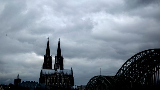 Die Spitzen des Kölner Doms vor grauem Himmel