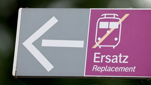 Hinweisschild für Schienenersatzverkehr