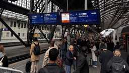Infotafeln im Kölner Hauptbahnhof zeigen Zugausfälle auf der Strecke Köln/Düsseldorf