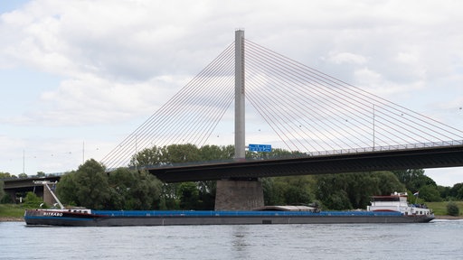 Ein Frachtschiff fährt unter der Bonner Nordbrücke hindurch
