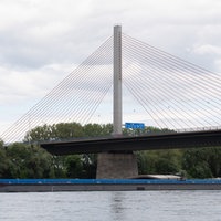 Ein Frachtschiff fährt unter der Bonner Nordbrücke hindurch