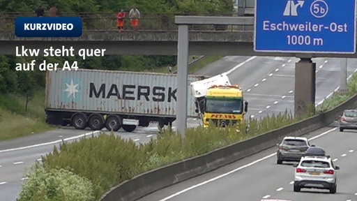 Ein Lkw steht quer auf der A4
