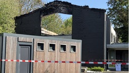 Zu sehen ist die abgebrannte Kirche Aldenhoven, sie ist mit Absperrband abgesperrt