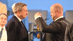 Aachener OBB Ziemons verleiht Draghi den Karlspreis