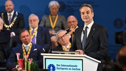 Der griechische Ministerpräsident Kyriakos Mitsotaki am Rednerpult des Karlspreises in Aachen