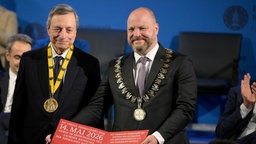 Der Aachener Oberbürgermeister Ziemons verleiht den Karlspreis an Mario Draghi