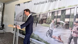 NRW-Ministerpräsident Wüst hält eine Rede beim Richtfest.