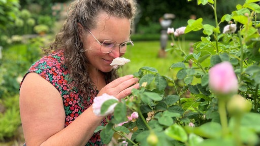 Kai-Judith Wetzel riecht an einer Rose